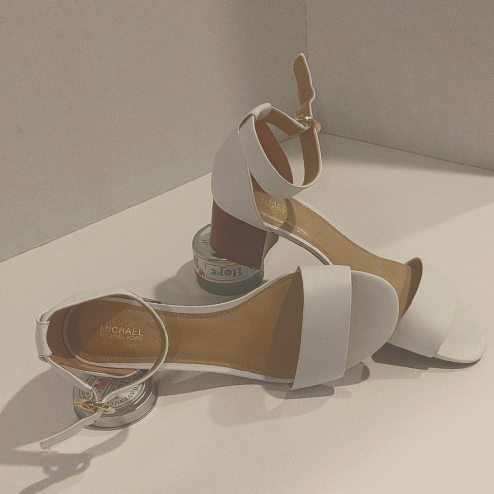 💃 Michael Kors 2" White Sandals